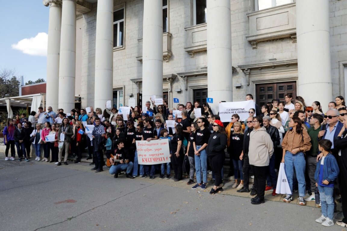 И в Русе излязоха на протест в Деня на будителите