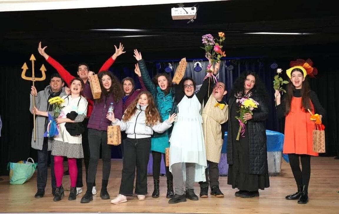 С детска книжка събират средства за декори и костюми на театър "Феникс Джуниър"