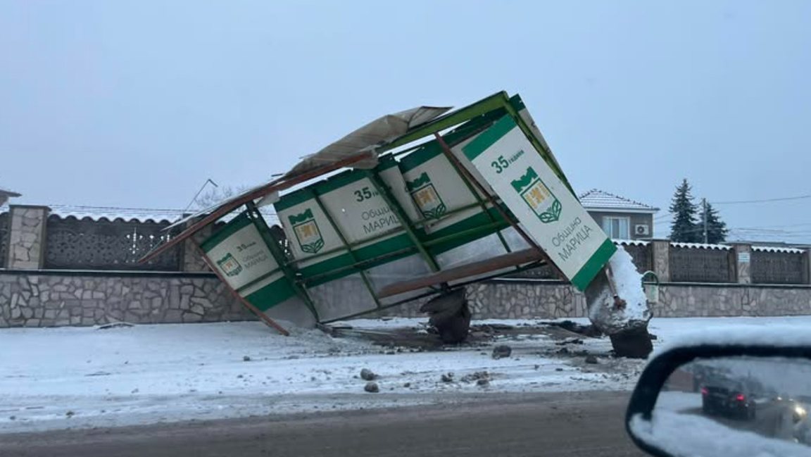 Автобус изкърти спирка край Скутаре 