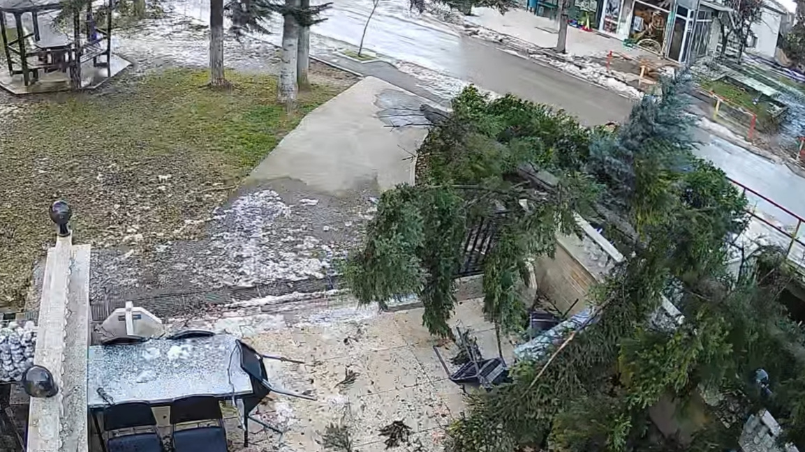 Ураганен вятър с пориви над 120 км/ч причини много щети във Враца