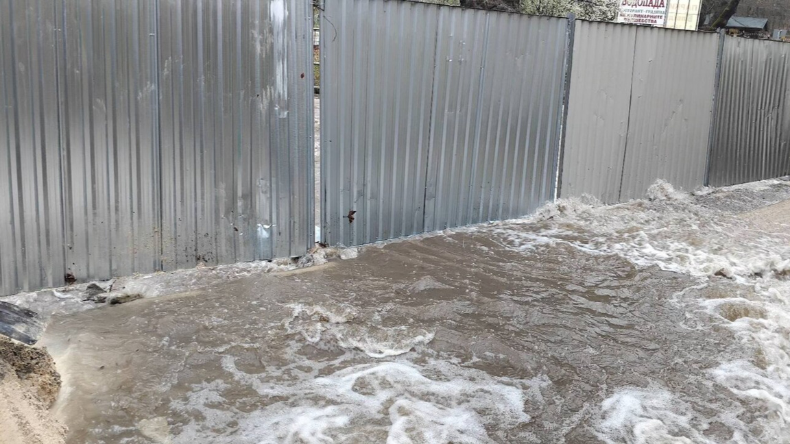 Бачково е под вода, свлачище затвори пътя Белица - Загражден