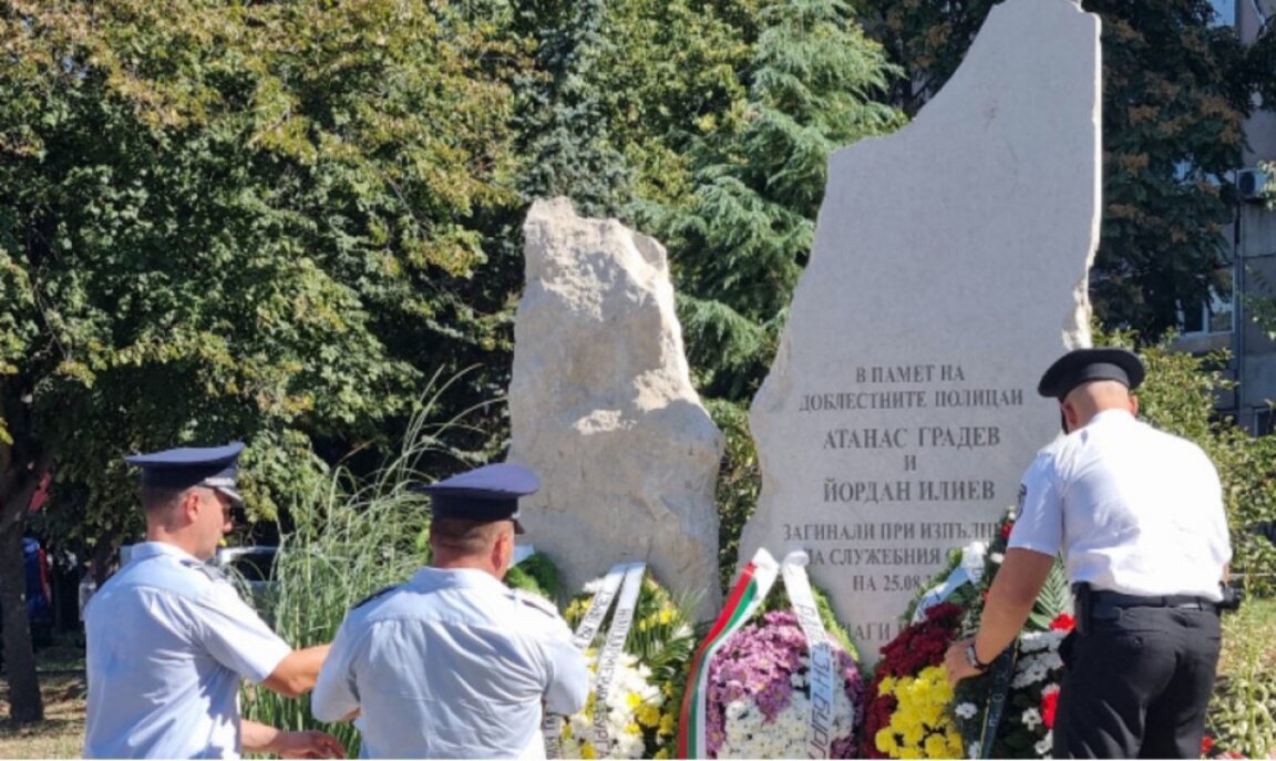 Police officers, citizens pay tribute to policemen who died in road accident with migrants in Burgas