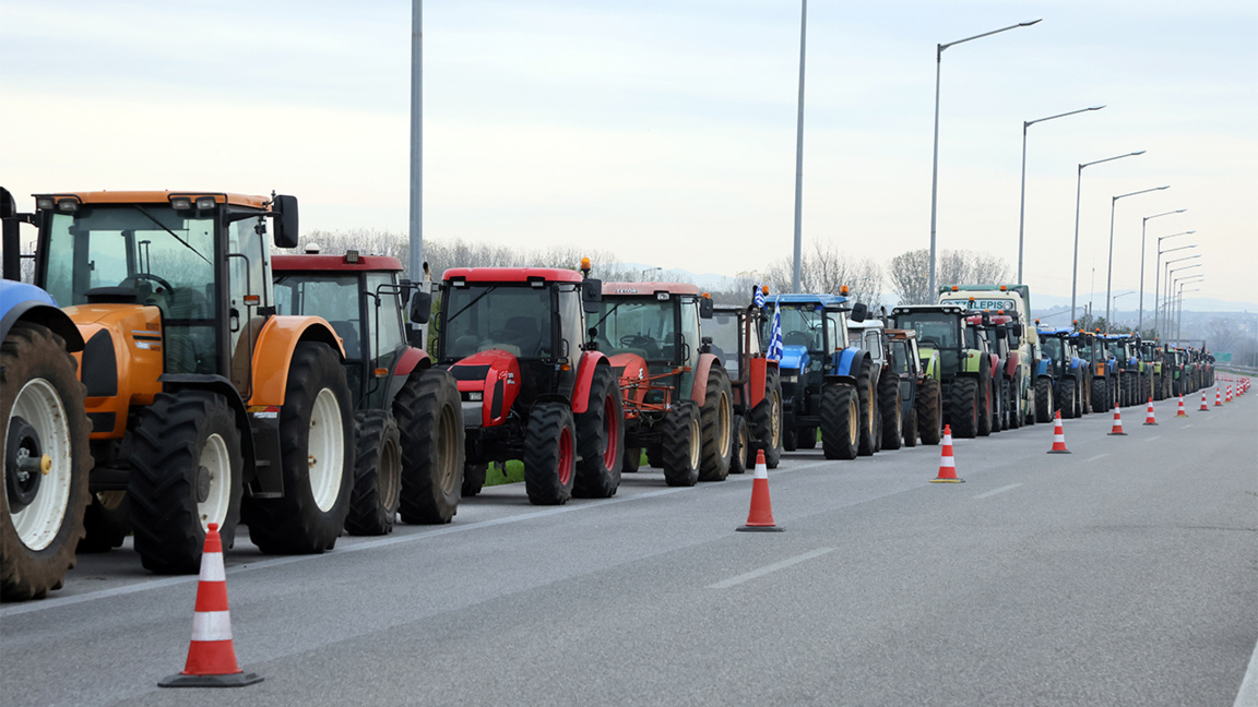 По съседски Гръцките земеделци блокираха магистралите заради забавени субсидии