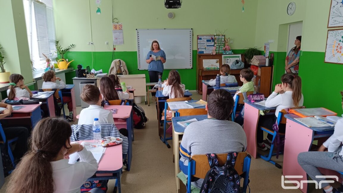 Радиоводещи четоха приказни истории на учениците от НБУ "Михаил Лъкатник"