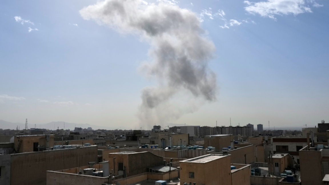 Дим се издига във въздуха след експлозия в Техеран