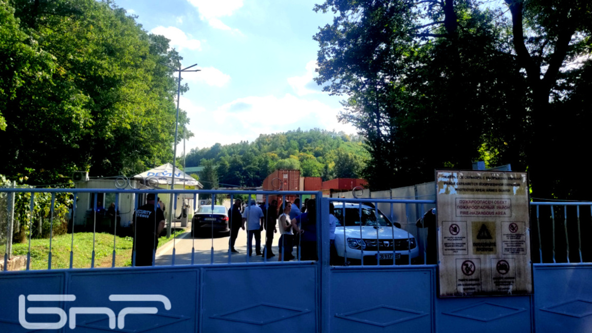 Първи оглед след взрива на изгорелите складове край Трявна