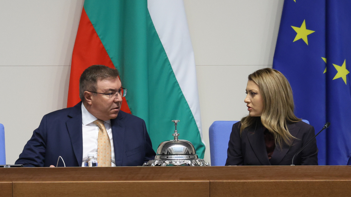 Заместник-председателят Костадин Ангелов и председателят на Народното събрание Рая Назарян на заседанието на 28 януари 2026 г.