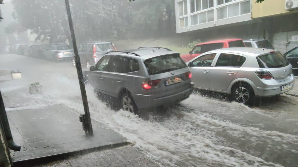 Violent orage à Varna : la ville sous les eaux, le théâtre touché