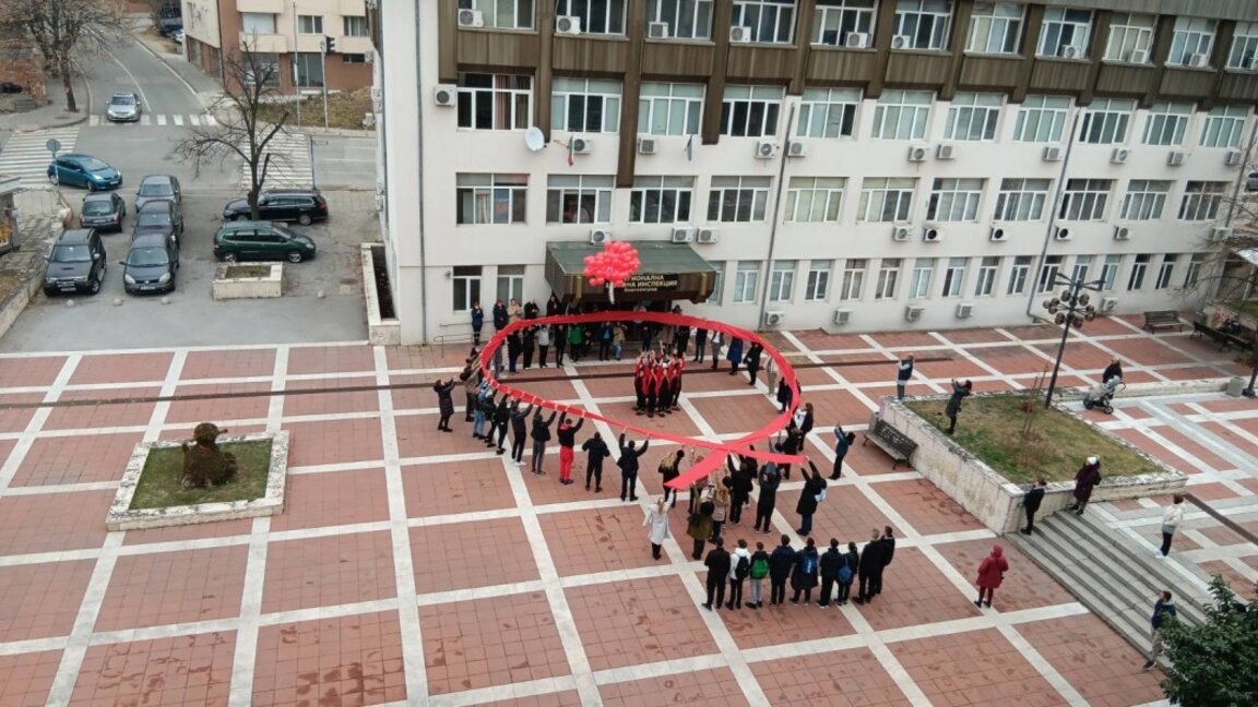 Ученици отбелязаха в аванс Световния ден за борба със СПИН в Благоевград