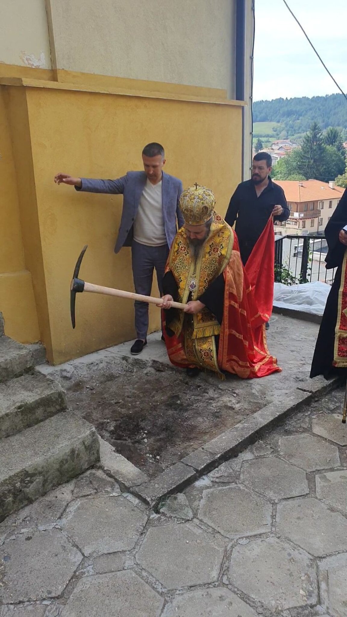 Bодосвет и първа копка за изграждането на нова камбанария към храма  в Белица