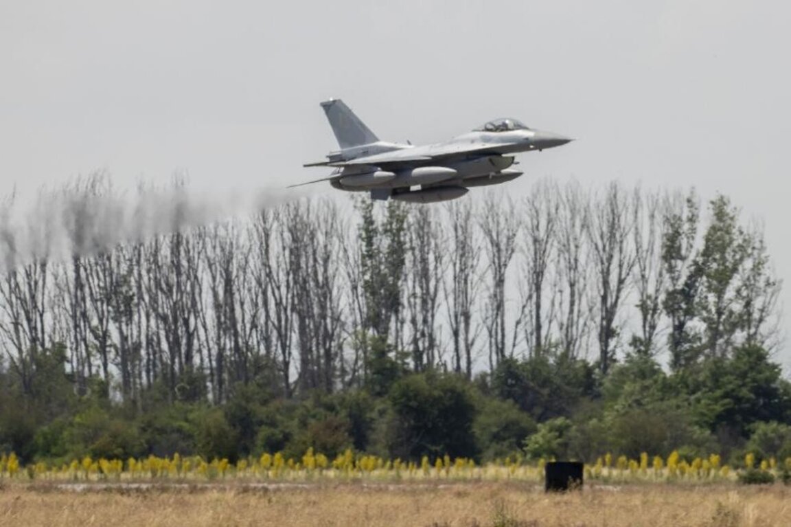 Вторият F-16 кацна в авиобаза "Граф Игнатиево"
