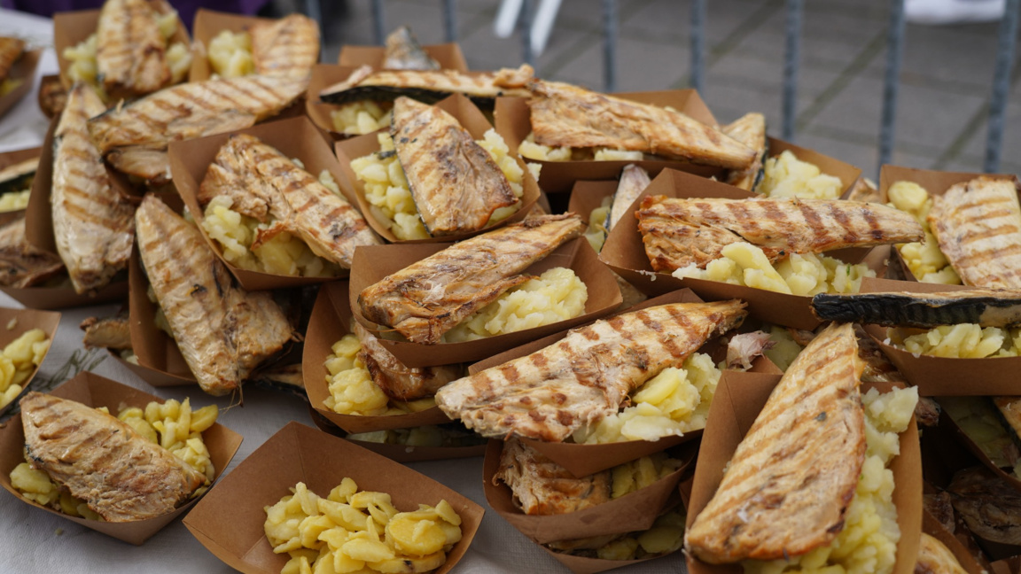 10 000 порции печена риба и 4000 порции курбан за Никулден в Бургас