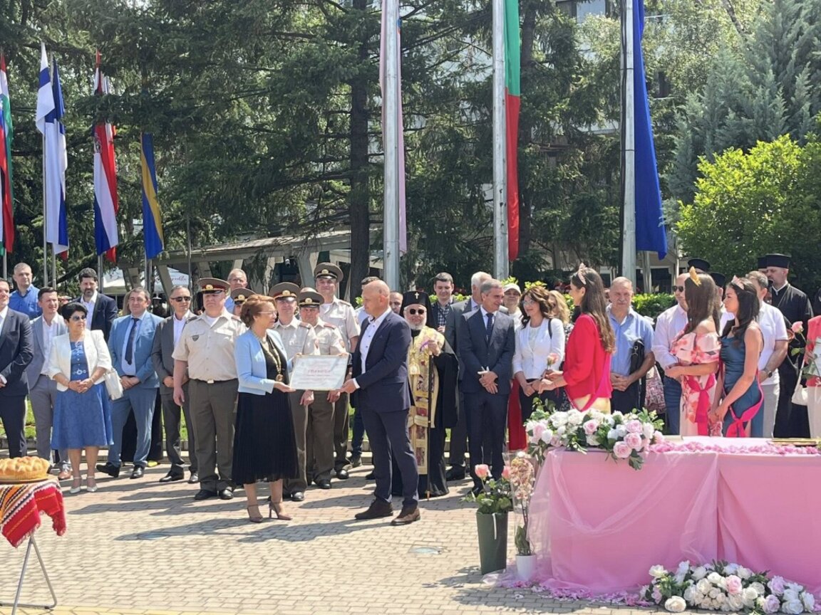 Отличиха видни казанлъчани за празника на града
