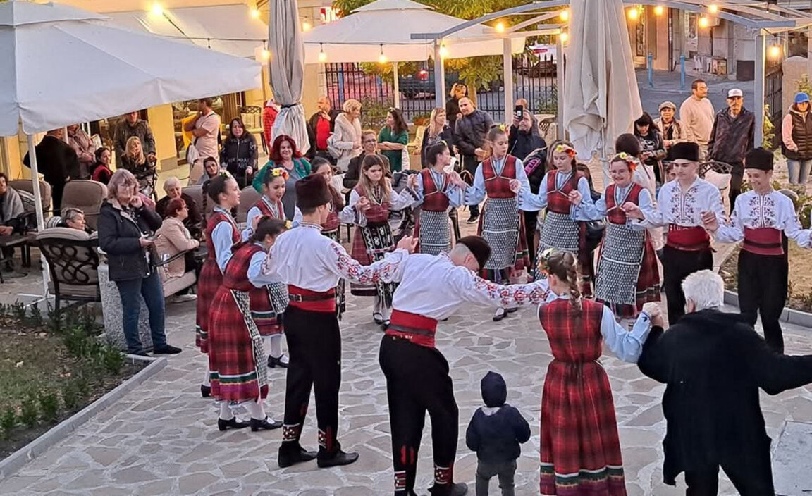 Мила Попова и нейните пролетно-есенни етнопалитри в Бургас