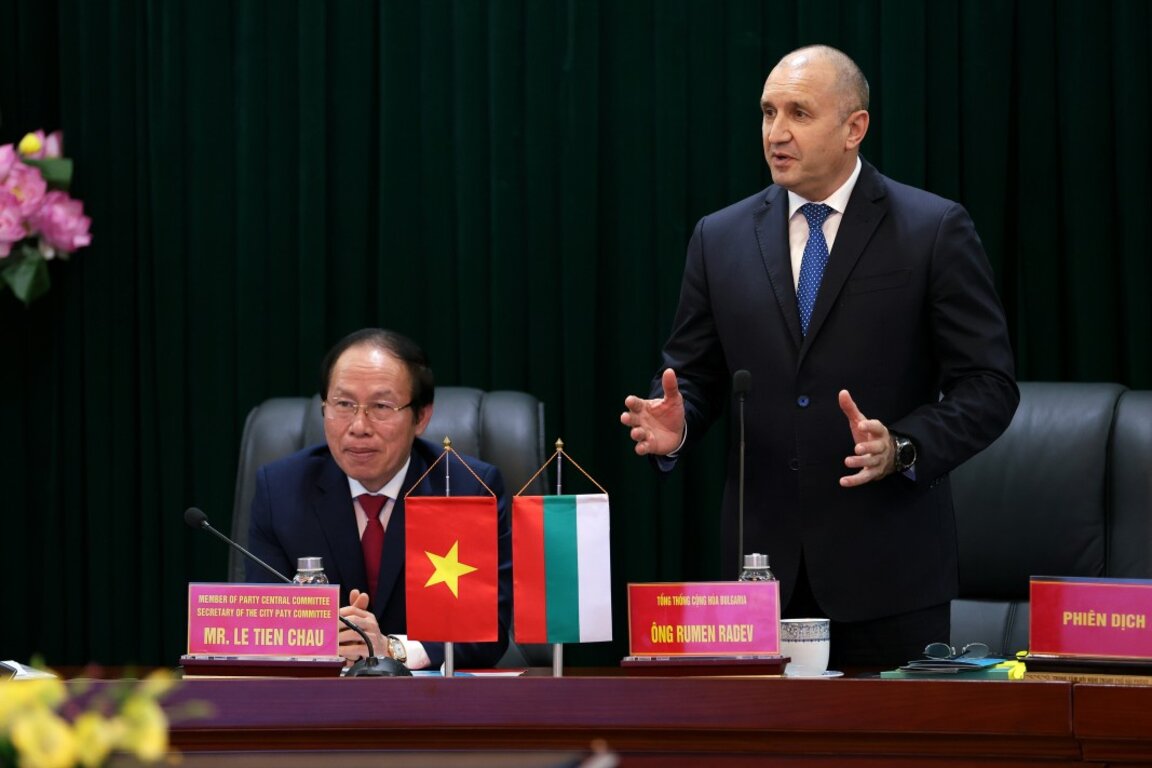 Секретарят на Народния комитет на Хайфонг - Ле Тиен Чоу, и президентът Румен Радев - 26 ноември 2024 г.