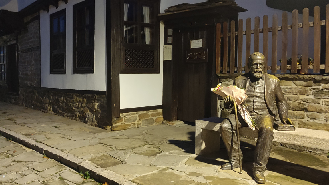 Скулптурна фигура на Пенчо Славейков пред родната къща на поета в Трявна.