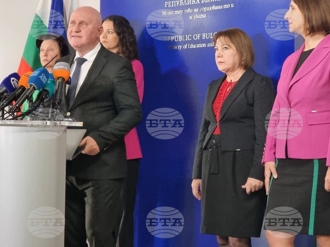 Министърът на образованието Галин Цеков (на преден план)