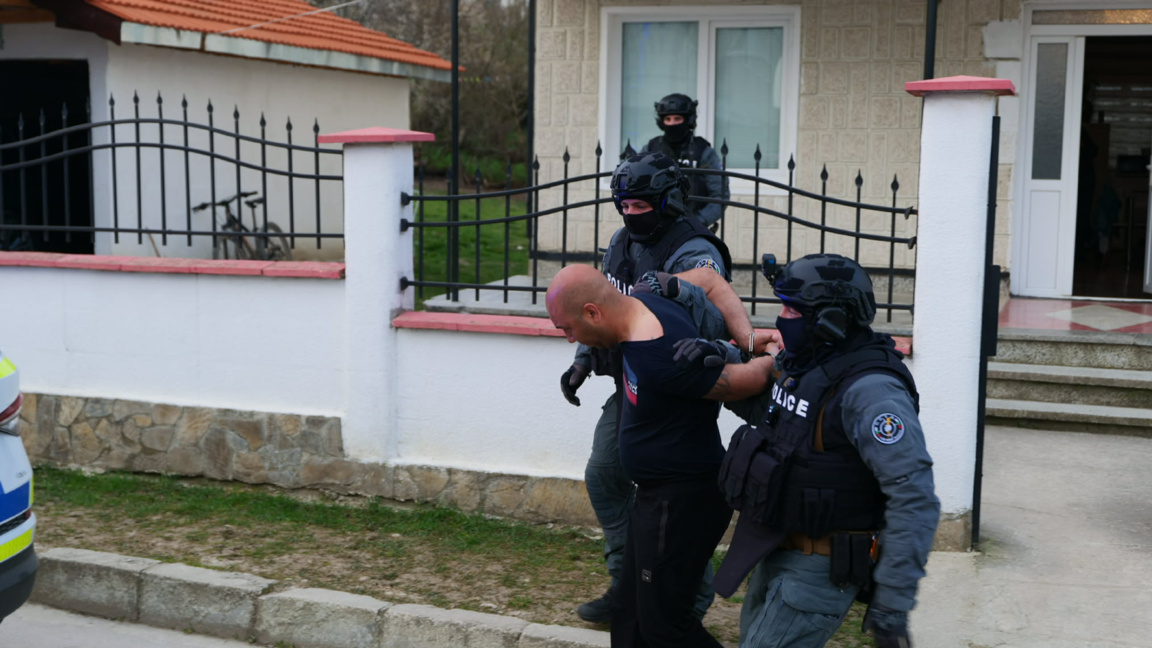 Трима задържани при спецакцията във Варненско, претърсванията продължават