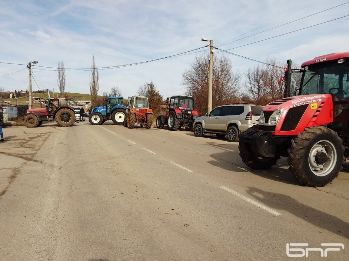 Земеделци затвориха пътя за границата със Сърбия