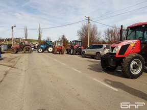 Земеделци затвориха пътя за границата със Сърбия