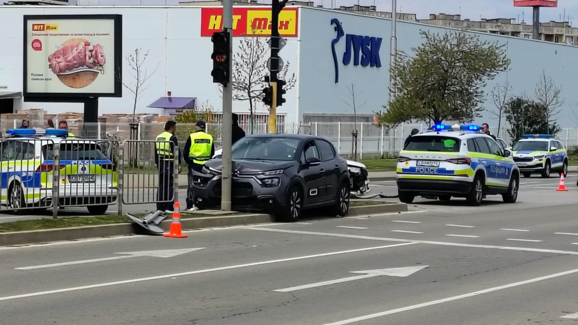 Катастрофа с полицейски автомобил в София