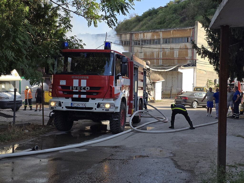 Голям пожар в складове и производствени помещения в Свищов