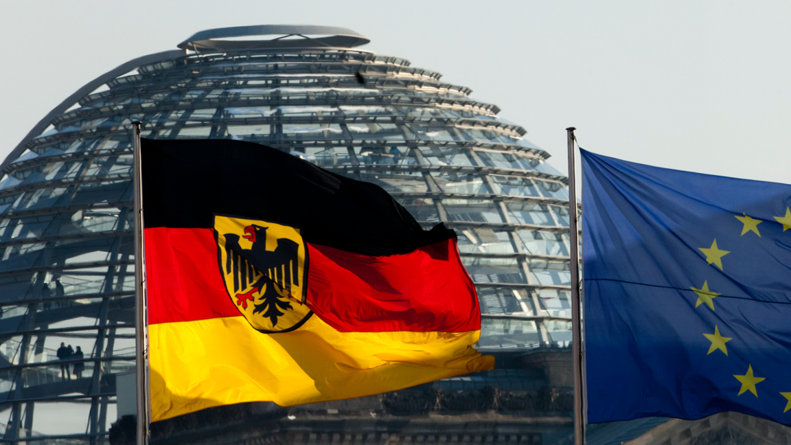Германският флаг се вее редом с този на ЕС край купола на Райхстага в Берлин.