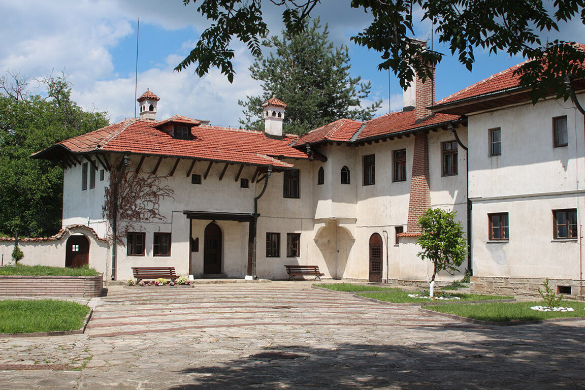 Държавата да купи двореца в Баня, предлага сдружение