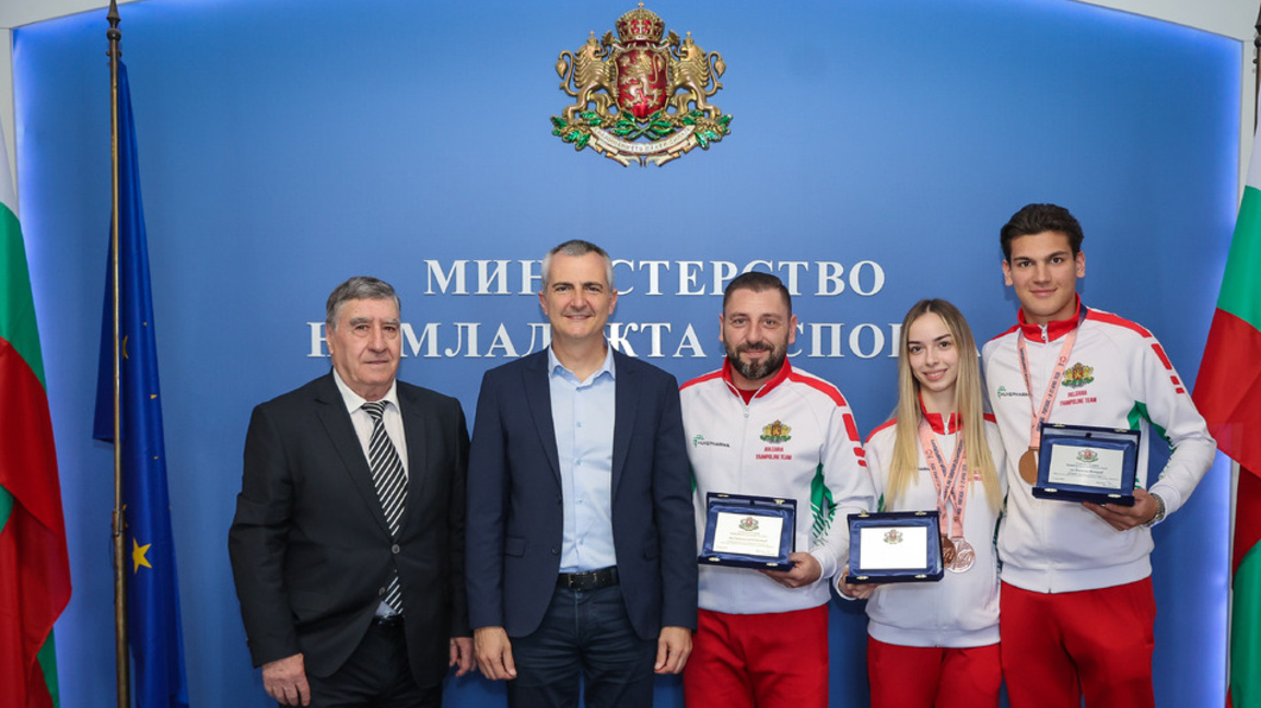 Състезатели по скокове на батут и таекуондо с награди от ММС 
