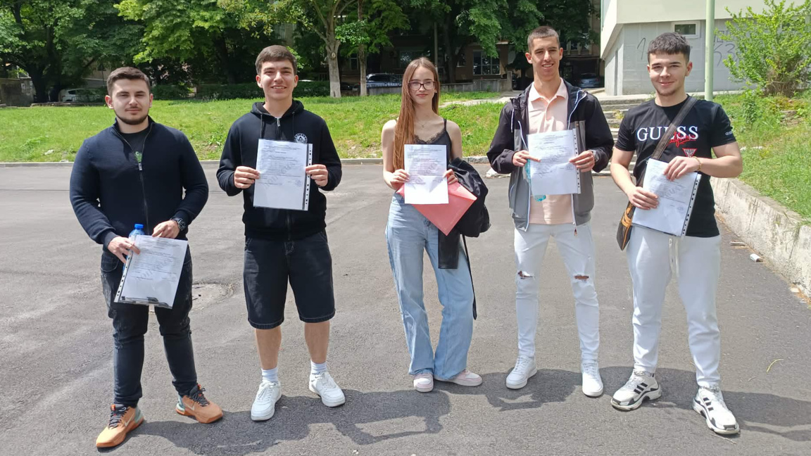 Зрелостниците в двора на ПМГ"Гео Милев" - щастливи след края на изпита