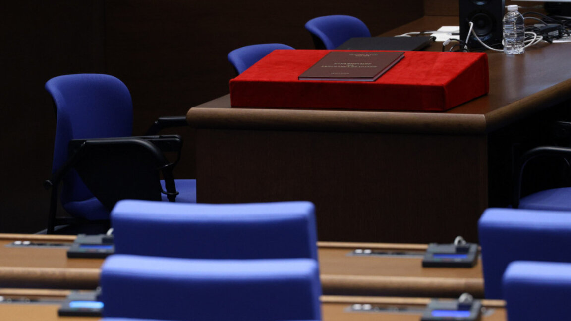 За да се възстанови групата на МЕЧ, първо следва да се закълнат новите депутати