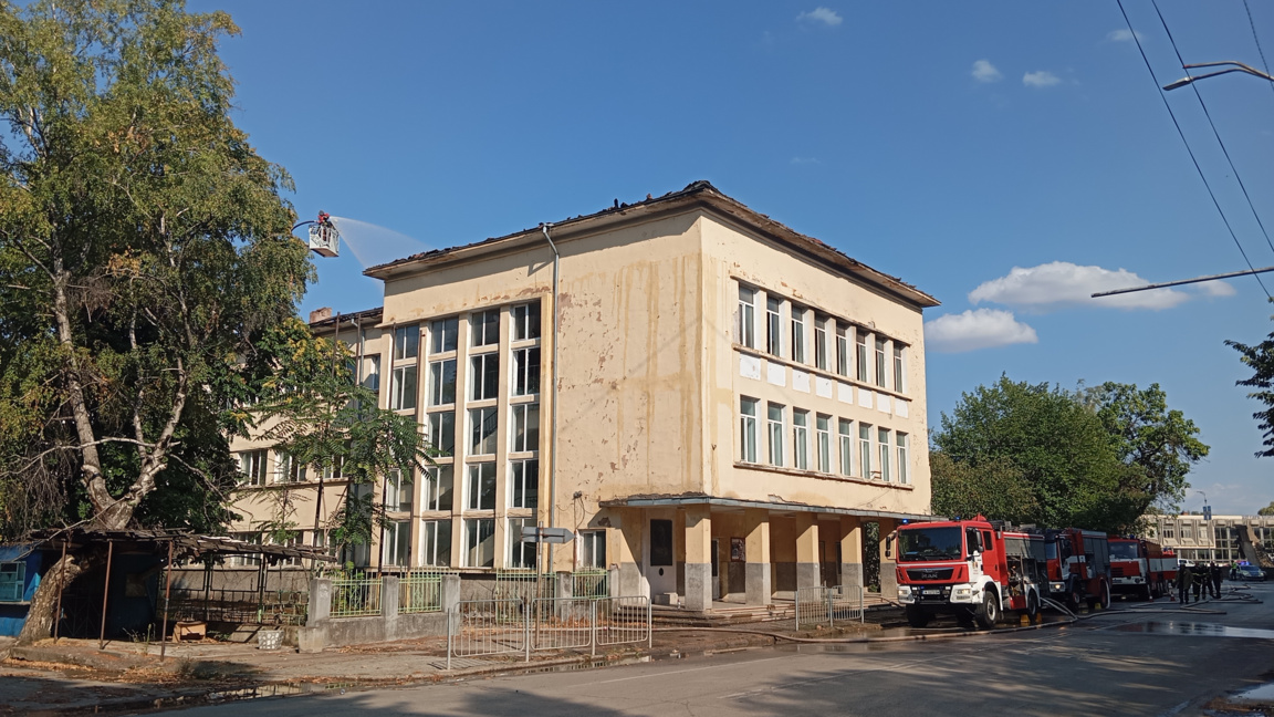 Пожар изпепели покрива на бившия техникум по механотехника в Монтана