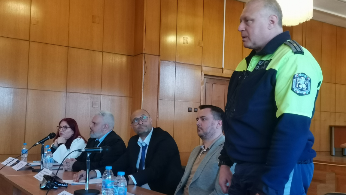 „От бала до съда“: урок по отговорност за абитуриенти в Бургас