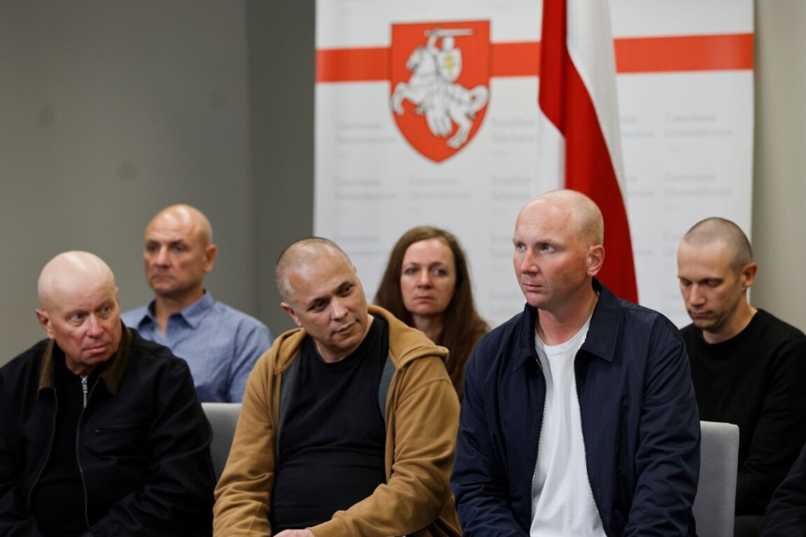 Група от освободените беларуски политически затворници на пресконференция във Вилнюс, със старото знаме на Беларус на заден фон