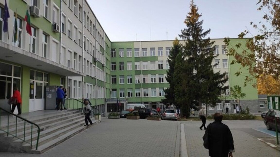 Павликени на протест с искане управителят на общинската болница да остане на поста си