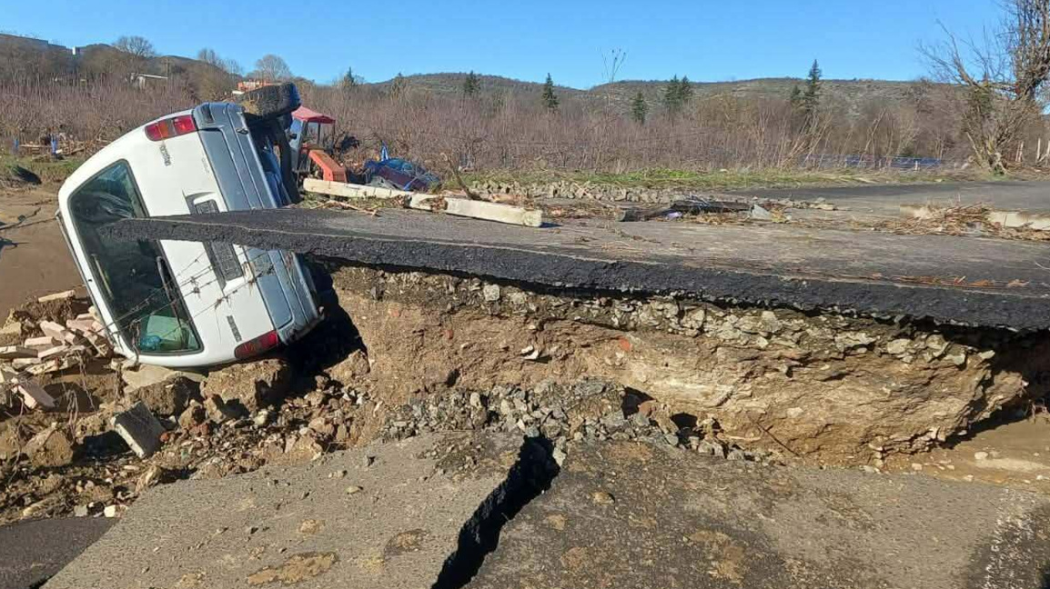 Шосе се стовари в земеделска нива край р...