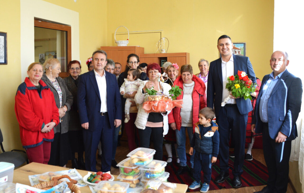 „Златните Баби“ съхраняват великденския дух в Пчеларово