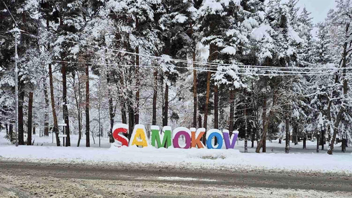 В Самоковско пътищата са проходими, но снегът не спира