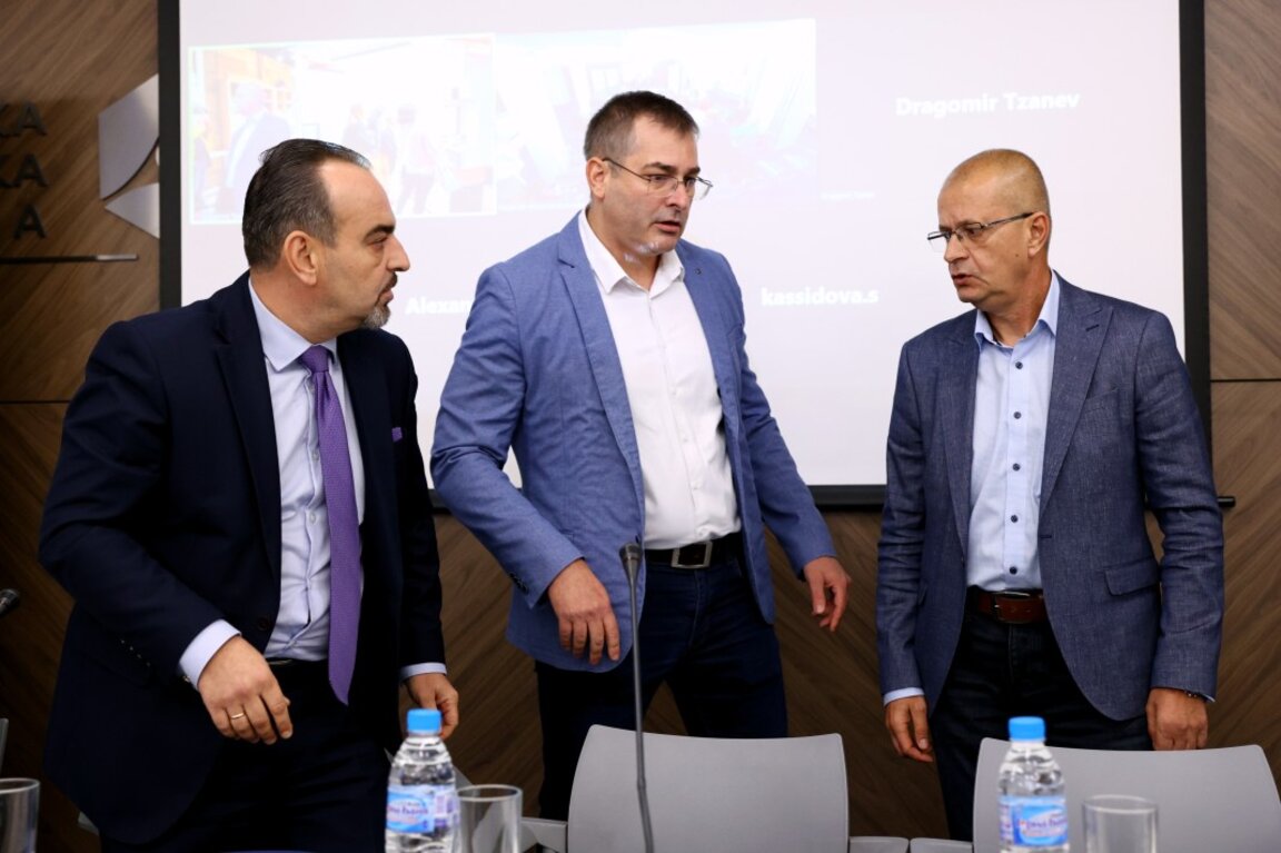 Председателят на УС на Българската стопанска камара Добри Митрев, изпълнителният директор на ЕнЕфект Драгомир Цанев, изпълнителният директор на Агенцията за устойчиво енергийно развитие Ивайло Алексиев, 5 октомври 2023 г.