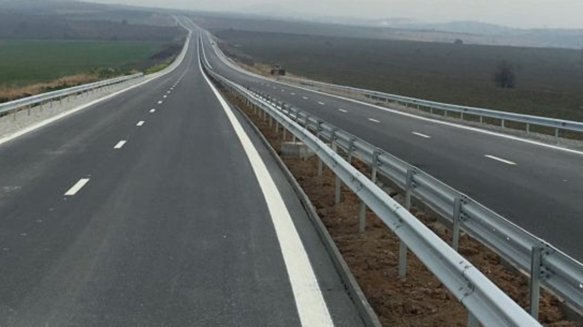 Мокри са пътищата в региона