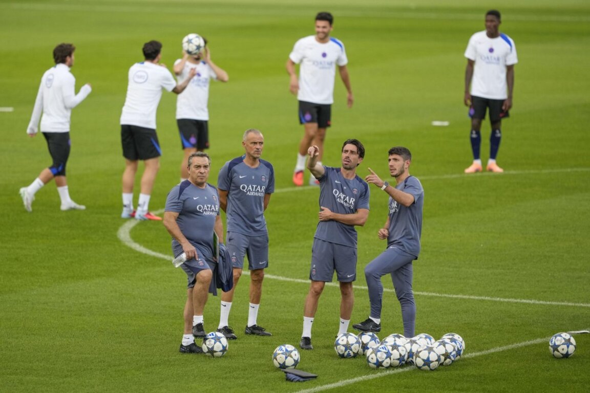 Луис Енрике и помощниците му по време на тренировката в Барселона.