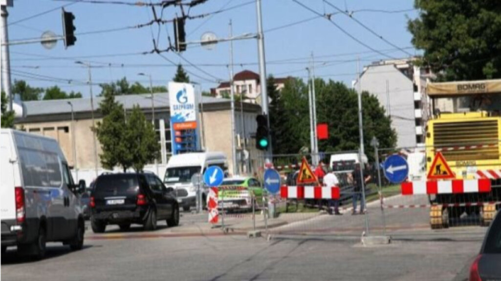 Спира се движението по бул. "Никола Вапцаров"