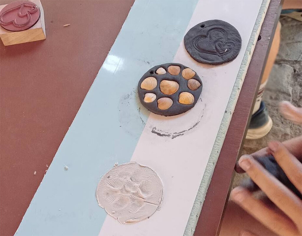 Глината оживява в ръцете на деца от читалището в с. Ослен Криводол