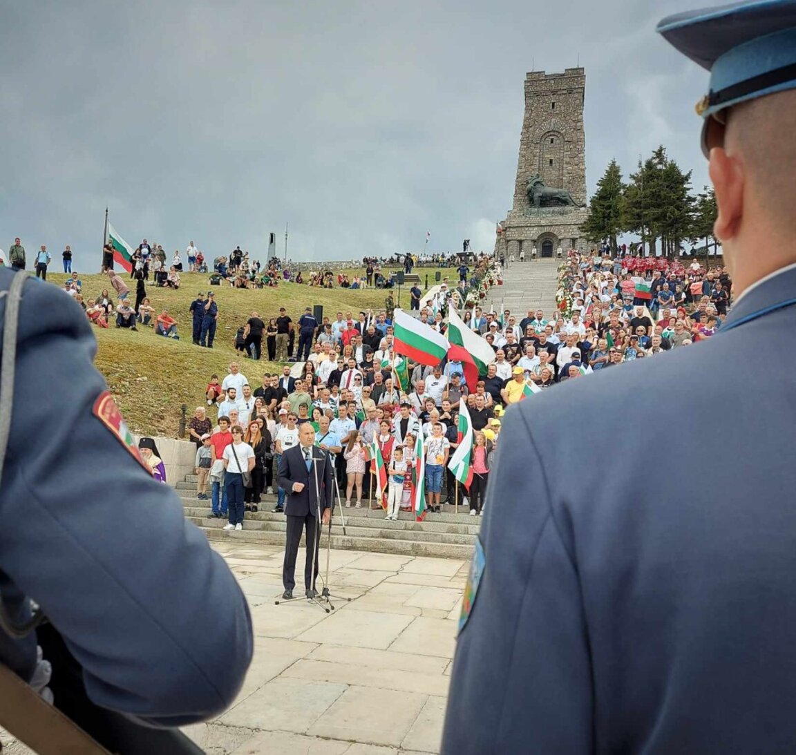 Rumen Radev, ante los reunidos en el pico Shipka: "Unidos habéis protegido la fiesta nacional de la usurpación"
