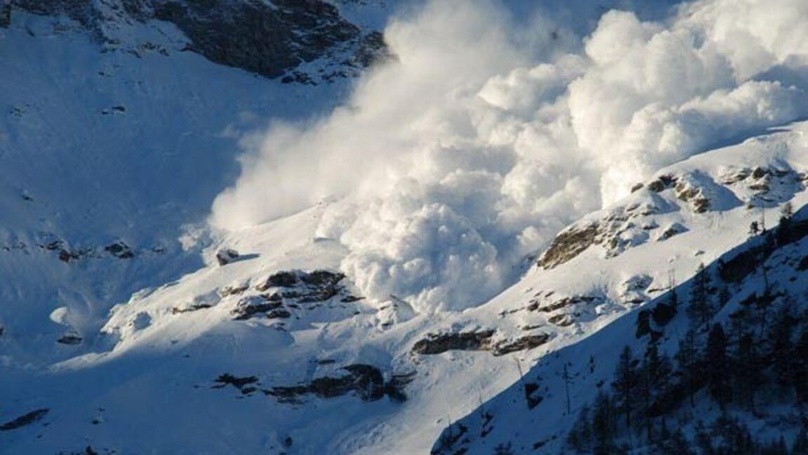 Лавина  е паднала в Боровец, един човек е в неизвестност