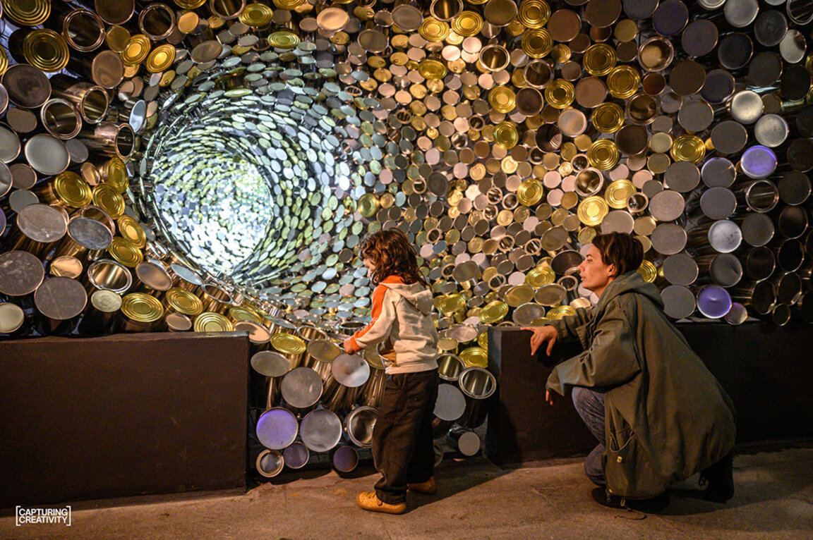 Най-мащабна сред артнамесите в подлеза е дълбоката 5 метра фуния, дала името на микрофестивала