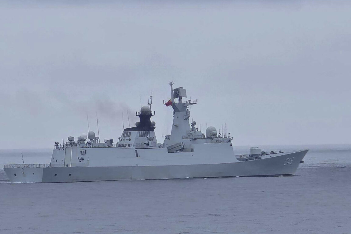 Кораб на китайските ВМС военноморски сили, ракетна фрегата FFG 548, северно от Тайван, 23 май 2024 г. Тайван изстреля реактивни самолети и постави ракетни, военноморски и сухопътни части на тревога в четвъртък заради китайски военни учения, провеждани около самоуправляващата се островна демокрация, където нов президент встъпи в длъжност тази седмица.