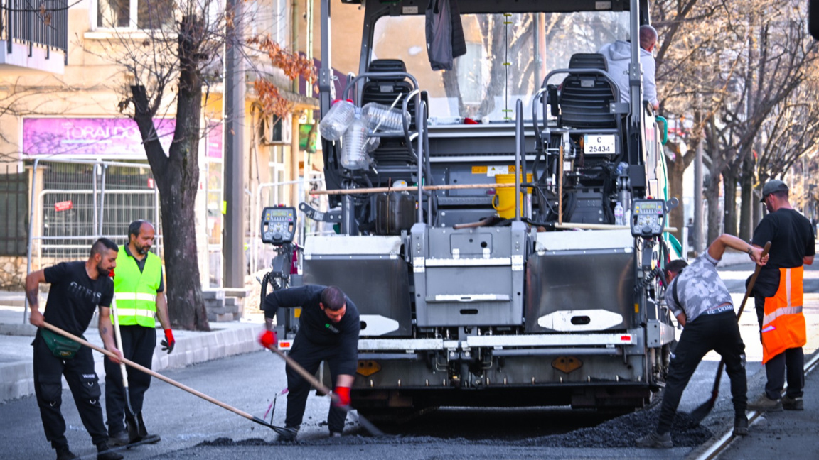 Започна полагането на асфалт по част от бул. "Ал. Стамболийски"