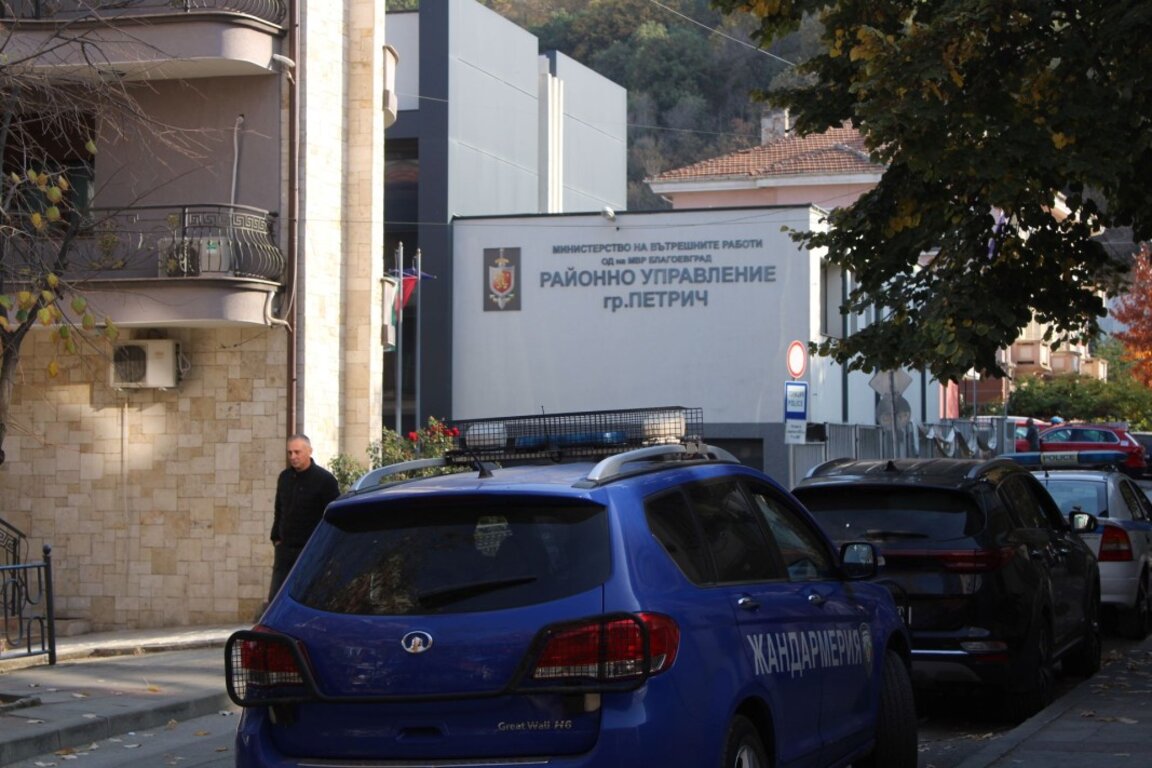 Тримата обвинени полицаи от Петрич остават в ареста