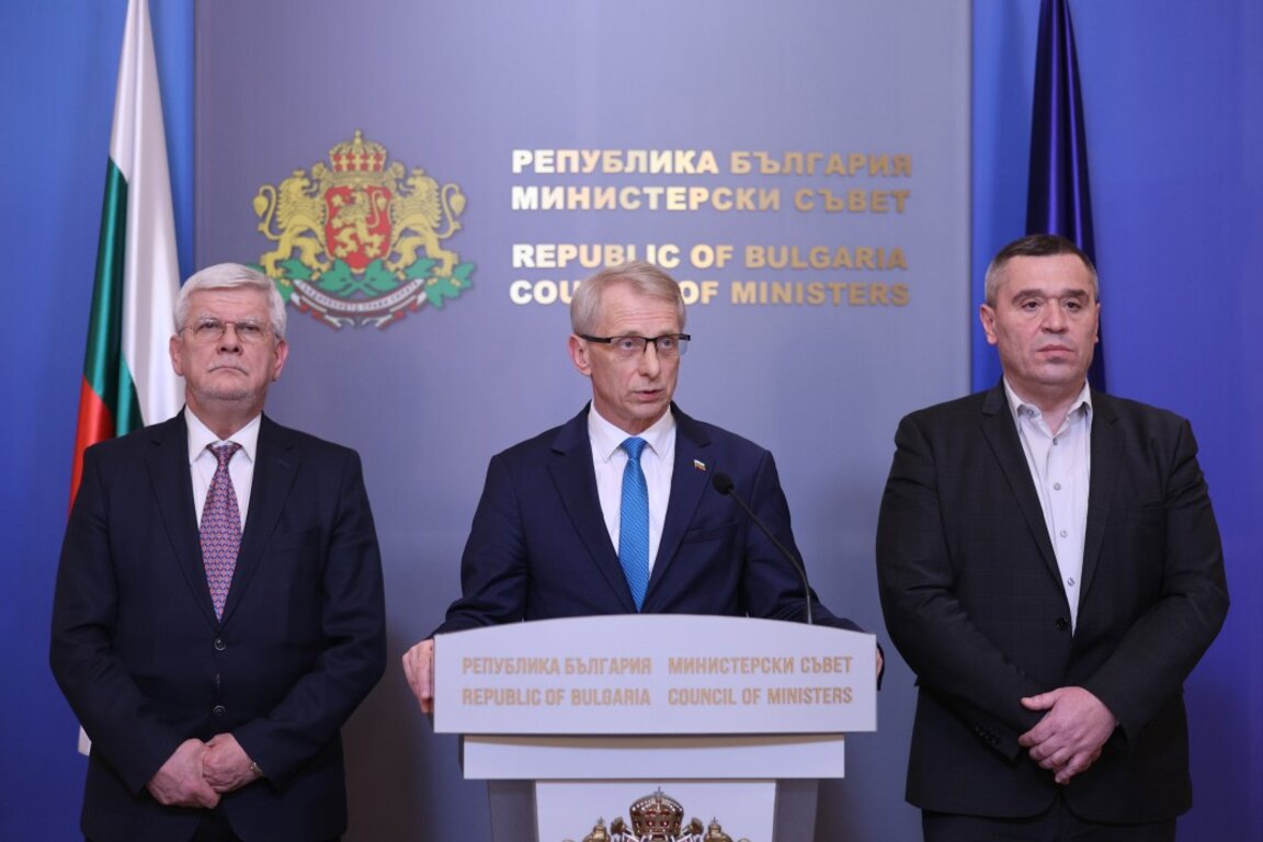 Министър-председателят Николай Денков (в средата), министърът на земеделието и храните Кирил Вътев (ляво) и изпълнителният директор на ДФ „Земеделие“ Георги Тахов (дясно)